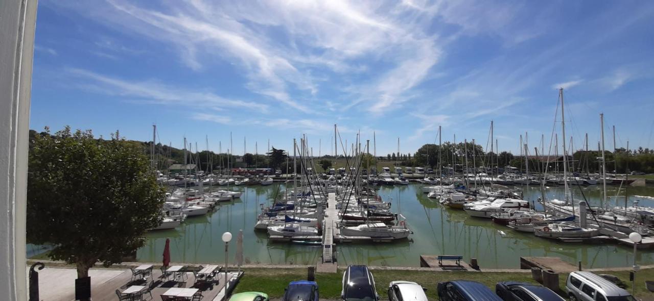 La Maison Du Port Mortagne-sur-Gironde Exterior photo